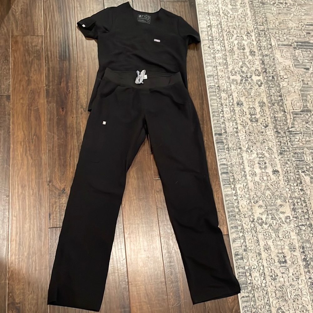 XS Figs scrub top w pocket and Small tall Fig scrub bottoms